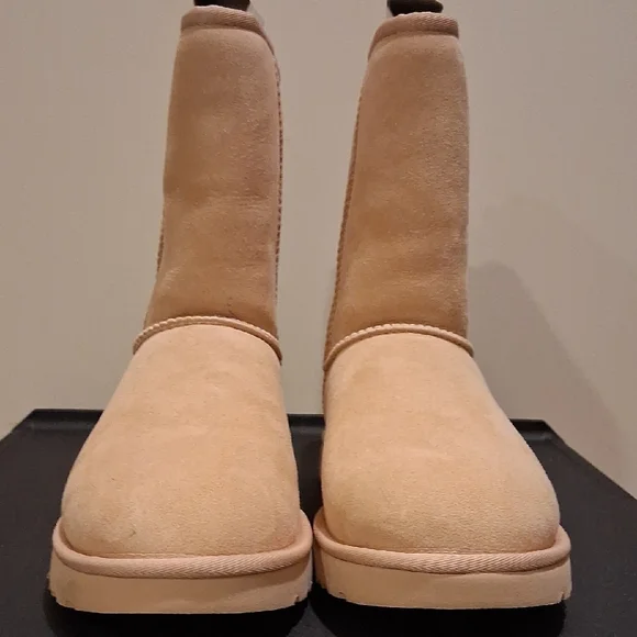 UGG Classic Short II with Amb Boots (Color: Creme) - Picture 7 of 16